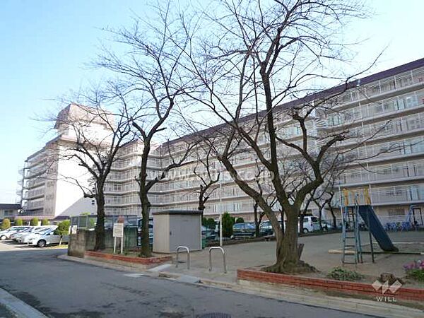 日商岩井箕面ハイツＣ棟の外観（北西側から）敷地の西側には教育施設が隣接し、買物施設も近くにあるたいへん暮らしやすい立地。
