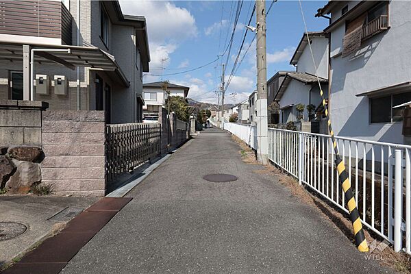 物件の南東側前面道路（南西側から）［2026年3月10日撮影］