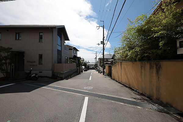 物件の東側前面道路（北側から）［2026年9月30日撮影］