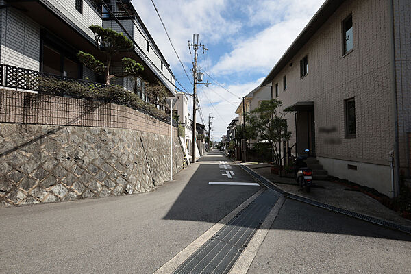 物件の東側前面道路（西側から）［2026年9月30日撮影］
