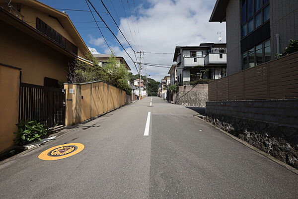 物件の東側前面道路（南側から）［2026年9月30日撮影］