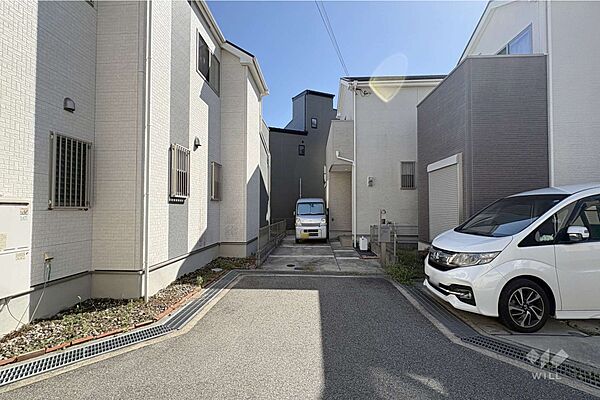 物件の北側前面道路（北側から）周辺は戸建が中心に立ち並ぶ住宅地です。［2026年10月2日撮影］