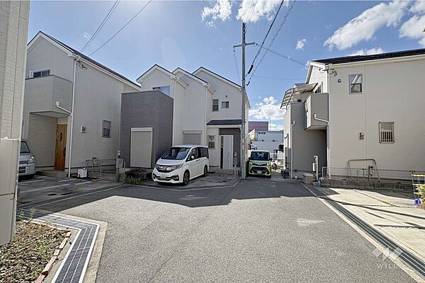 物件の北側前面道路（東側から）周辺は戸建が中心に立ち並ぶ住宅地です。［2026年10月2日撮影］