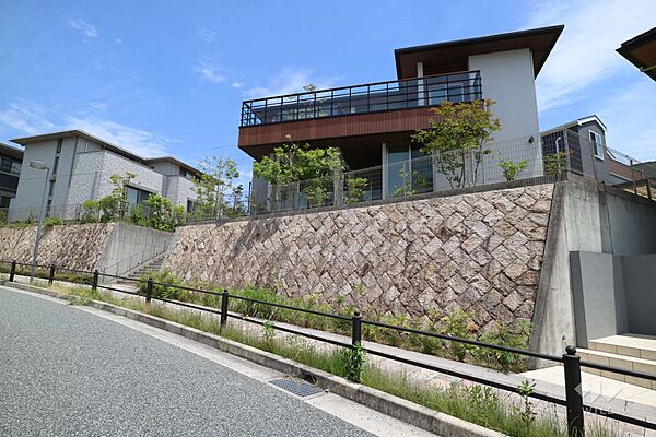 外観です。広々とした2階ウッドデッキからは、箕面の自然を堪能することができます。