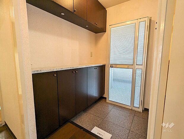 玄関横には収納力のある2段のシューズボックスが設置されています。小物を置くスペースがある扱いやすい利用用途です。［2023年7月23日撮影］