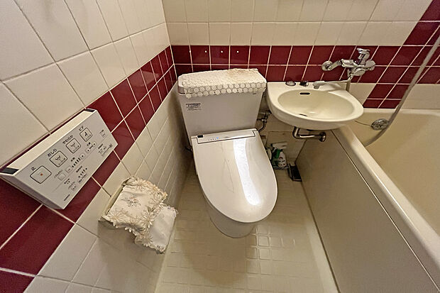 【トイレ】トイレはシンプルな造りです。ウォシュレット付きのため、便利にお使いいただくことが出来ます。