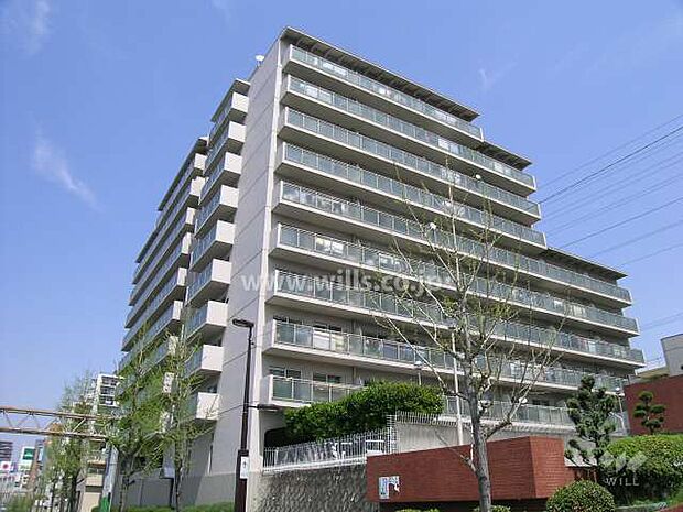 【外観】「緑地公園コーポラス」は、北大阪急行線「緑地公園」駅から徒歩3分のマンションです。