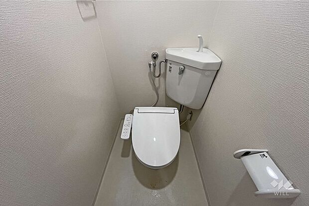 【トイレ】お手洗いはシンプルかつコンパクトになっております。使いやすい造りで掃除がしやすいです。