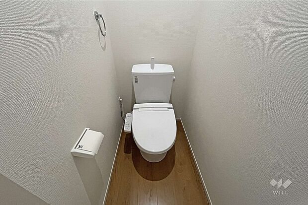 【トイレ】お手洗いはシンプルかつコンパクトです。床のクロスがアクセントになっております。