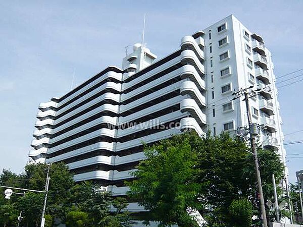 千里ロイヤルマンションの外観（北西側から）北大阪急行線「千里中央」駅徒歩8分。1978年6月築。総戸数105戸の分譲マンションです。