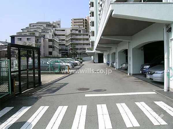 駐車場。北大阪急行線「千里中央」駅徒歩8分。1978年6月築。総戸数105戸の分譲マンションです。