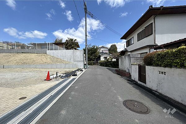 【前面道路】周辺は一戸建てが中心に立ち並ぶ閑静な住宅街です。また、町中は緑豊かです。