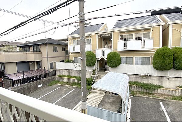 バルコニーからの眺め（南東方向）［2025年6月8日撮影］。阪急宝塚線「曽根」駅徒歩7分。シャッター付きのガレージあり（並列駐車2台可）