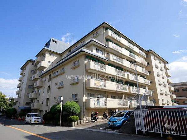 桃山台レックスマンションの外観（北西側から）。北大阪急行線「桃山台」駅徒歩10分。1972年10月築。総戸数105戸の分譲マンションです。