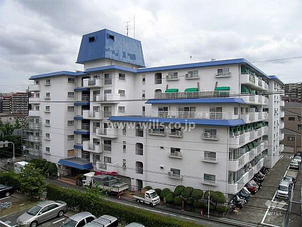 桃山台レックスマンションの外観（北側から）。北大阪急行線「桃山台」駅徒歩10分。1972年10月築。総戸数105戸の分譲マンションです。