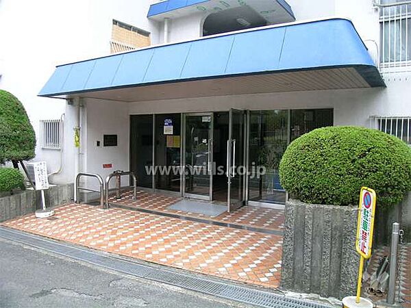 エントランス。北大阪急行線「桃山台」駅徒歩10分。1972年10月築。総戸数105戸の分譲マンションです。