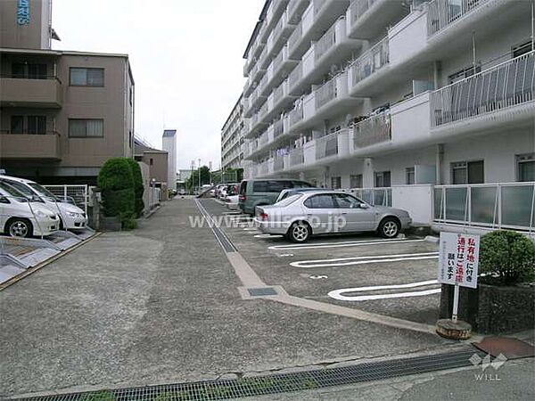 敷地南側の駐車場。北大阪急行線「桃山台」駅徒歩10分。1972年10月築。総戸数105戸の分譲マンションです。