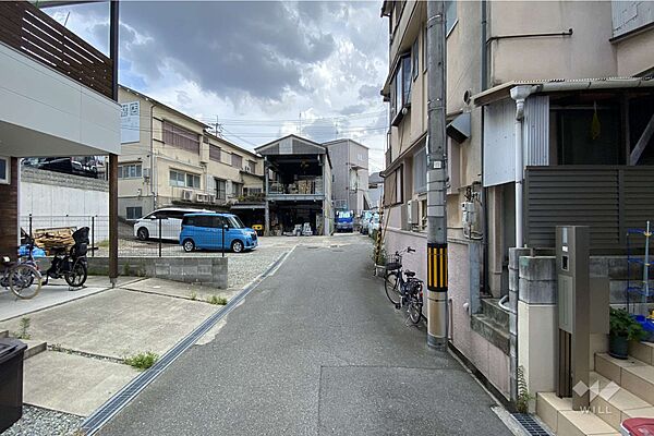 物件の北東前面道路（北西側から）［2025年7月10日撮影］。阪急宝塚線「岡町」駅徒歩22分。2018年4月築。