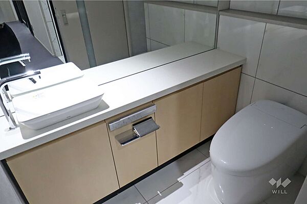 トイレ［2025年9月12日撮影］手洗いカウンター付きです。
