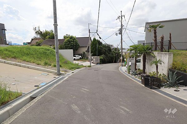 物件の西側前面道路（北側から）［2025年9月12日撮影］