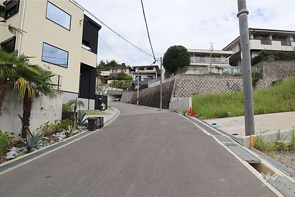 物件の西側前面道路（南側から）［2025年9月12日撮影］