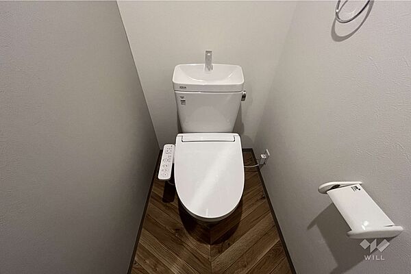 【トイレ】お手洗いはシンプルかつコンパクトです。床のクロスがアクセントになっております。