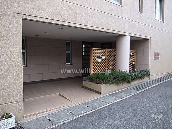 【エントランス】「緑丘パークマンション」のエントランスです。周辺は綺麗に整備されております。