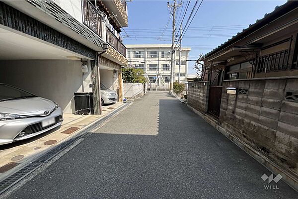 物件の南側前面道路（西側から）［2024年3月16日撮影］
