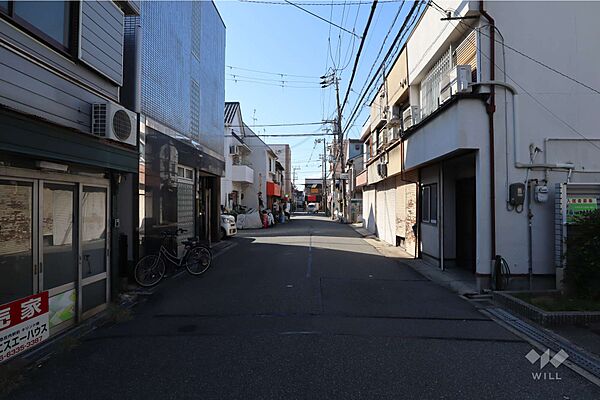 物件の北側前面道路（東側から）［2025年10月29日撮影］