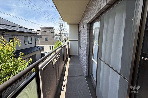 バルコニー。LDKと洋室に繋がっています。幹線道路と離れており閑静な住宅街です。