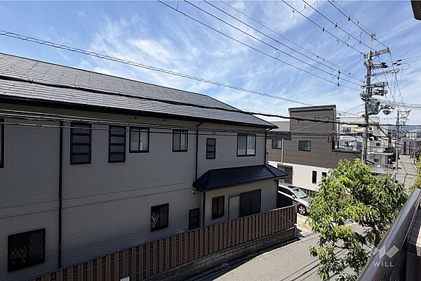 バルコニーからの眺め（北西方向）。LDKと洋室に繋がっています。幹線道路と離れており閑静な住宅街です。