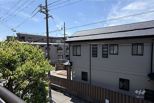 バルコニーからの眺め（南西方向）LDKと洋室に繋がっています。幹線道路と離れており閑静な住宅街です。