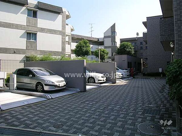 敷地内駐車場。阪急宝塚線「豊中」駅徒歩14分。2沿線以上利用可能。