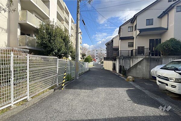 物件の北側前面道路（西側から）［2025年12月12日撮影］