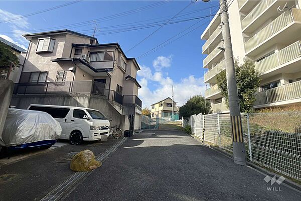 物件の北側前面道路（東側から）［2025年12月12日撮影］