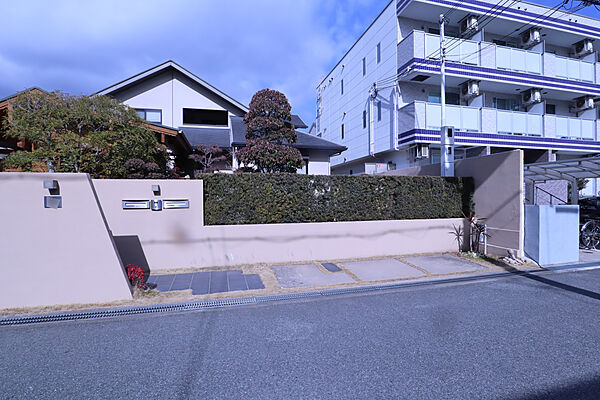 物件（南西側から）現状建物が立っている土地を分筆して売却予定です。解体更地渡し。