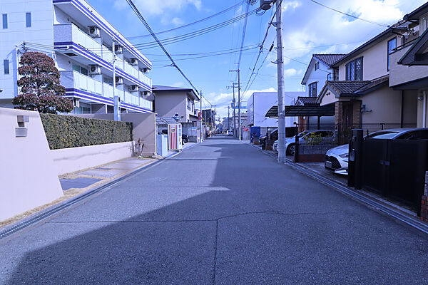 物件の南側前面道路（西側から）周辺は閑静な住宅街で住みやすい住環境です。建築条件なし
