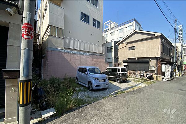 物件（南西側から）［2025年8月1日撮影］。阪急宝塚線「庄内」駅徒歩2分。敷地面積約31.7坪。建築条件なし土地。お好きなハウスメーカー、工務店で建物建築が可能です。