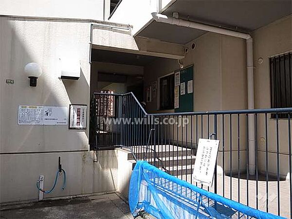 エントランス（管理人室と共用ポスト）。北大阪急行線「桃山台」駅バス7分、バス停から徒歩8分。1984年4月築。総戸数41戸の分譲マンションです。