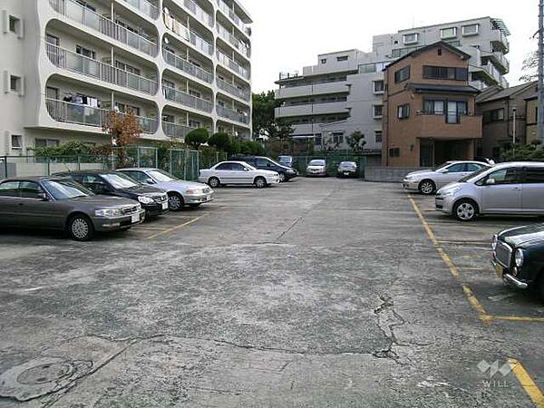 1号館と2号館の間にある駐車場