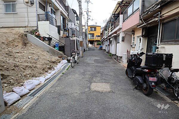 物件の東側前面道路（南側から）［2026年5月2日撮影］