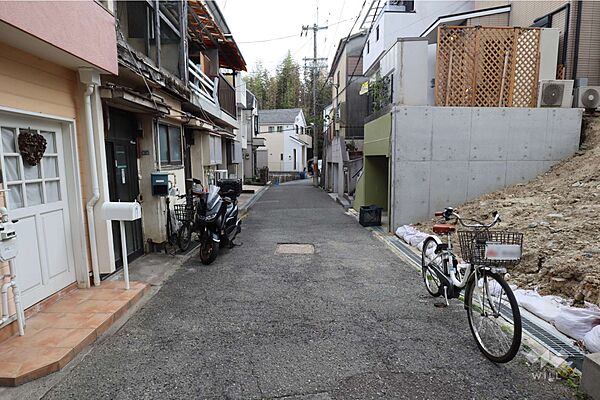 物件の東側前面道路（北側から）［2026年5月2日撮影］