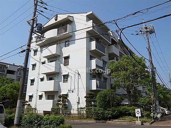 公団千里緑丘団地17号棟の外観（北東側から）。北大阪急行線「千里中央」駅バス10分、バス停より徒歩5分。1985年8月築。総戸数456戸の分譲マンションです。