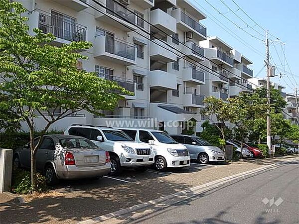 敷地内駐車場（平面式）。北大阪急行線「千里中央」駅バス10分、バス停より徒歩5分。1985年8月築。総戸数456戸の分譲マンションです。