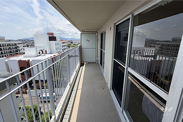 バルコニー。二部屋分の幅があるので広さに余裕のある空間。屋根も広めで雨風も防げます。［2026年6月5日撮影］