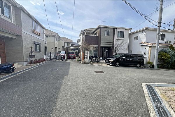 物件の南側前面道路（北側から）同時期に建築された戸建てが建ち並んでいます。