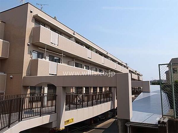 コスモ上野東の外観（北西側から）。阪急宝塚線「豊中」駅徒歩17分。1989年6月築。総戸数67戸の分譲マンションです。