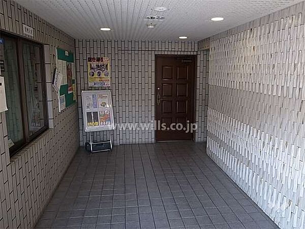 エントランスホール。阪急宝塚線「豊中」駅徒歩17分。1989年6月築。総戸数67戸の分譲マンションです。