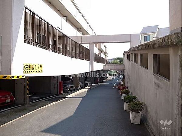 敷地内駐車場（平面式）。阪急宝塚線「豊中」駅徒歩17分。1989年6月築。総戸数67戸の分譲マンションです。
