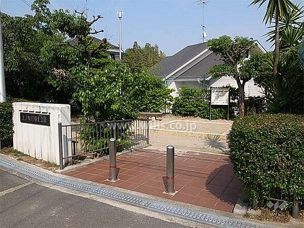 敷地の北側には隣接して小さな公園があります。阪急宝塚線「豊中」駅徒歩17分。1989年6月築。総戸数67戸の分譲マンションです。